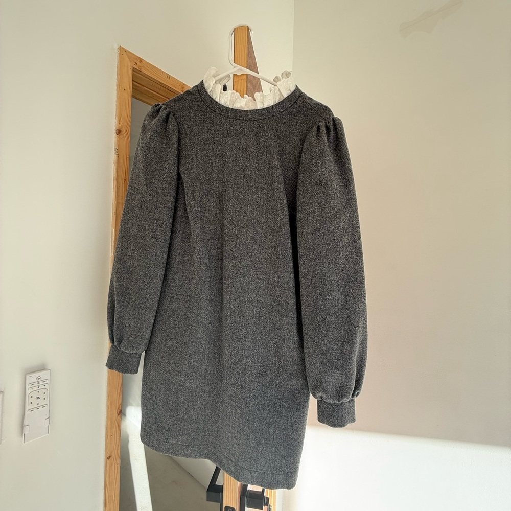 Elegant Gray Sezane Dress with White Accents (Size 36)